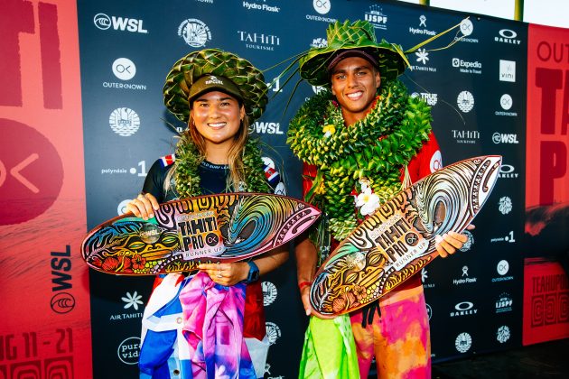 Brisa Hennessy e Kauli Vaast, Tahiti Pro 2022, Teahupoo. Foto: WSL / Poullenot.