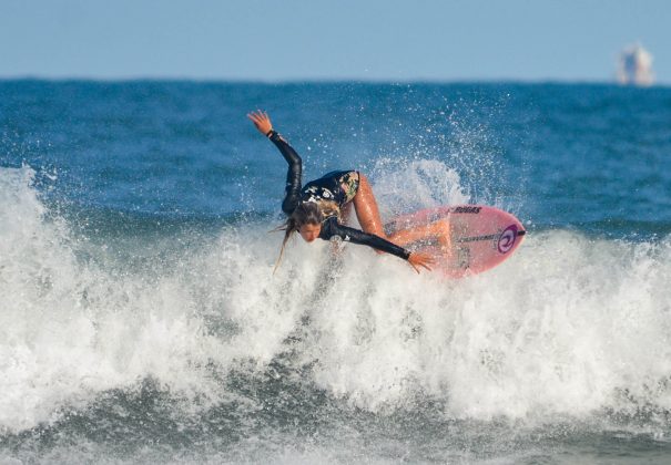 Victoria Larreta, Hangloose Surf Attack 2022, Praia do Tombo, Guarujá (SP). Foto: Erik Medalha.