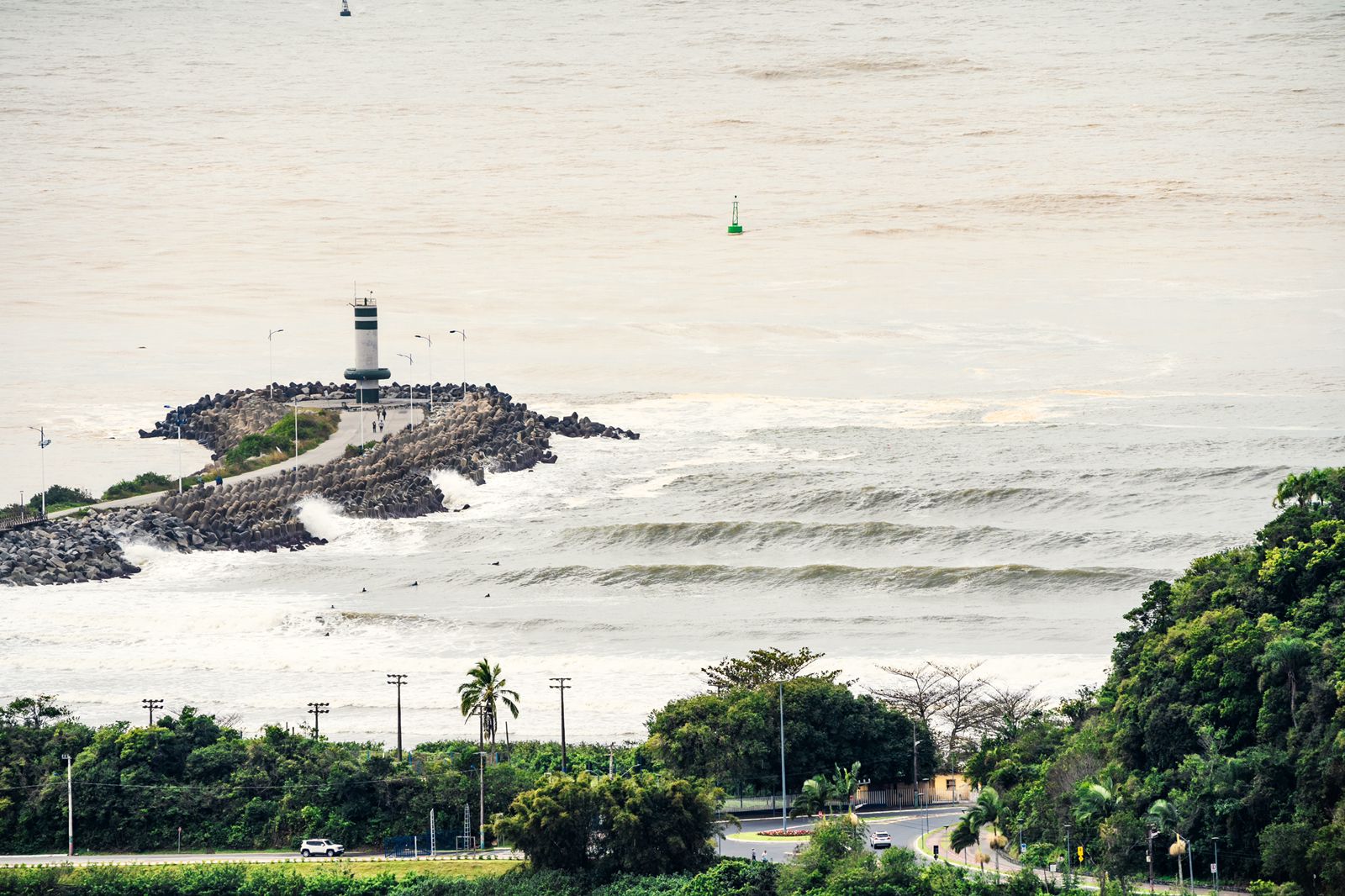 Praia da Atalaia, em Itajaí (SC), é monitorada pela ONG Eco Local Brasil.