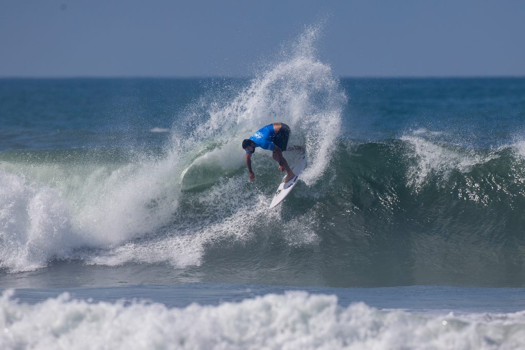 Willian Cardoso está nas oitavas de final do US Open of Surfing 2022.