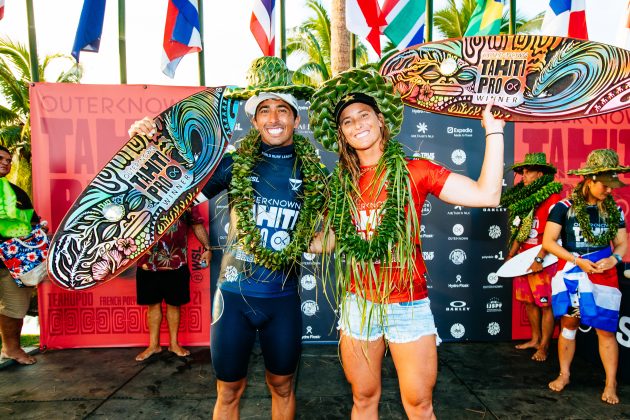 Miguel Pupo e Courtney Conlogue, Tahiti Pro 2022, Teahupoo. Foto: WSL / Poullenot.