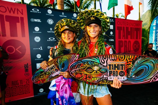 Brisa Hennessy e Courtney Conlogue, Tahiti Pro 2022, Teahupoo. Foto: WSL / Poullenot.