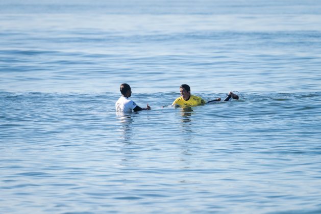 I Ketut Agus e Miguel Pupo, ISA World Surfing Games, Huntington Beach, Califórnia. Foto: ISA / Sean Evans.