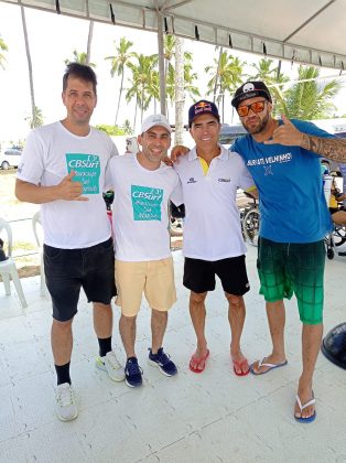 Carlos Burle e Rafael Lueders (à direita), CBSurf Maracaípe Surf Adaptado. Foto: Divulgação.