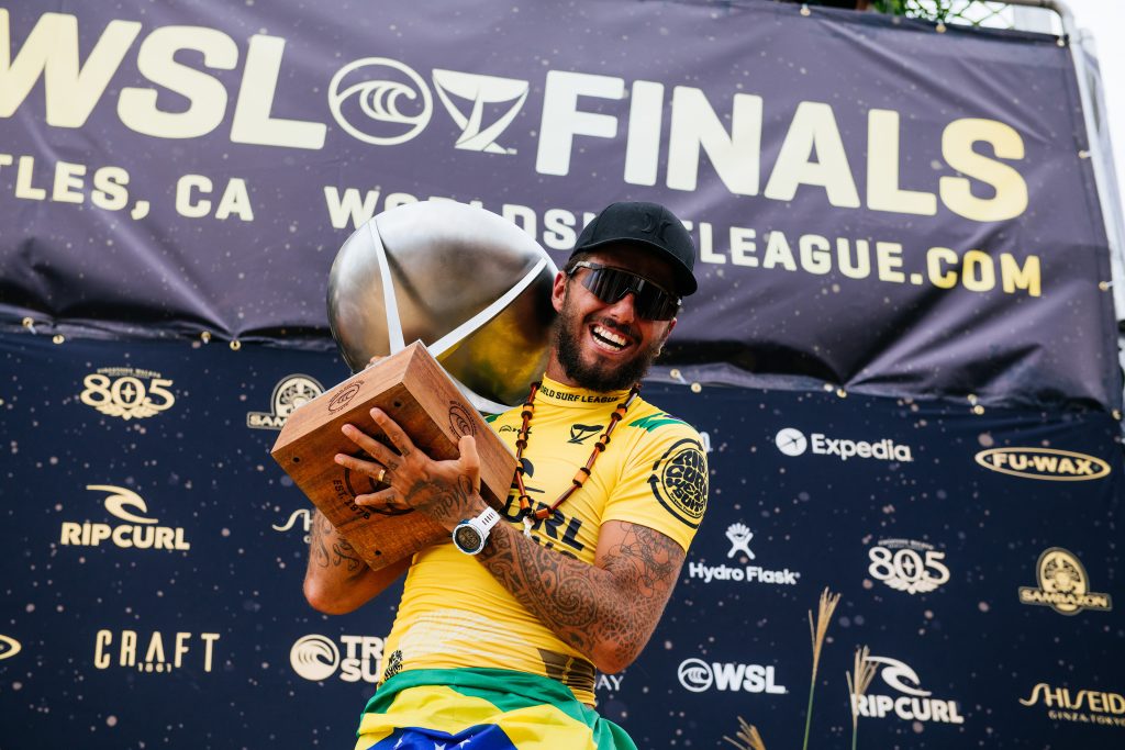 Filipe Toledo ergue a taça do título mundial de 2022 no WSL Finals, depois de ser também o melhor surfista da temporada.