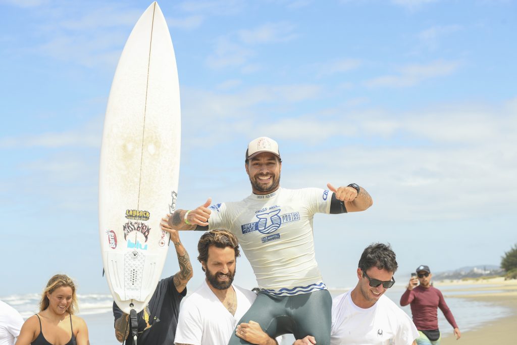 Lucas Silveira comemora na Praia da Vila.