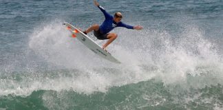 Grom afina o surfe na Costa Rica