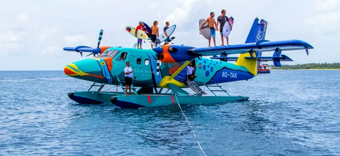 Seaplane Surf Safari acontece nas Ilhas Maldivas.