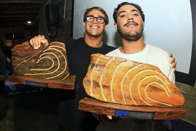 Gabriel Sampaio e Pedro Rolon, Premiação do Itacoatiara Big Wave 2022. Foto: Tony D´Andrea.