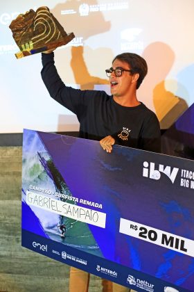 Gabriel Sampaio, Premiação do Itacoatiara Big Wave 2022. Foto: Tony D´Andrea.