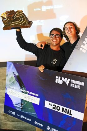 Gabriel Sampaio e Lucca Biot, Premiação do Itacoatiara Big Wave 2022. Foto: Tony D´Andrea.