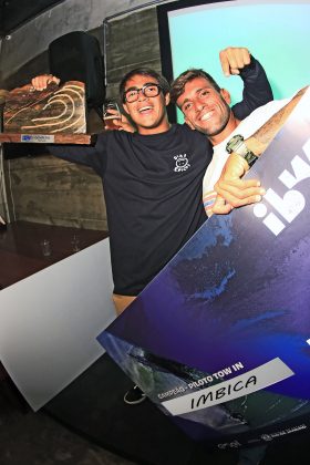 Gabriel Sampaio e Imbica, Premiação do Itacoatiara Big Wave 2022. Foto: Tony D´Andrea.