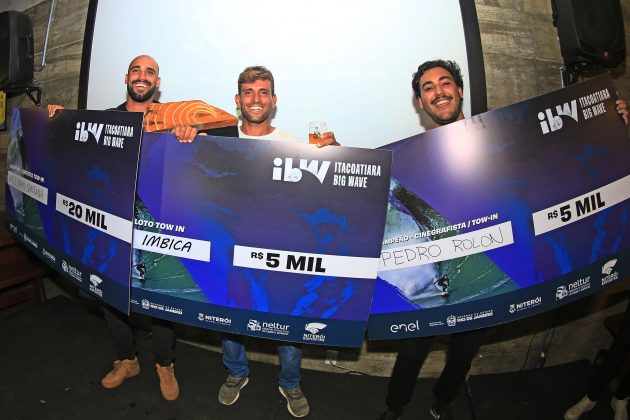 Willyam Santana, Imbica e Pedro Rolon, Premiação do Itacoatiara Big Wave 2022. Foto: Tony D´Andrea.