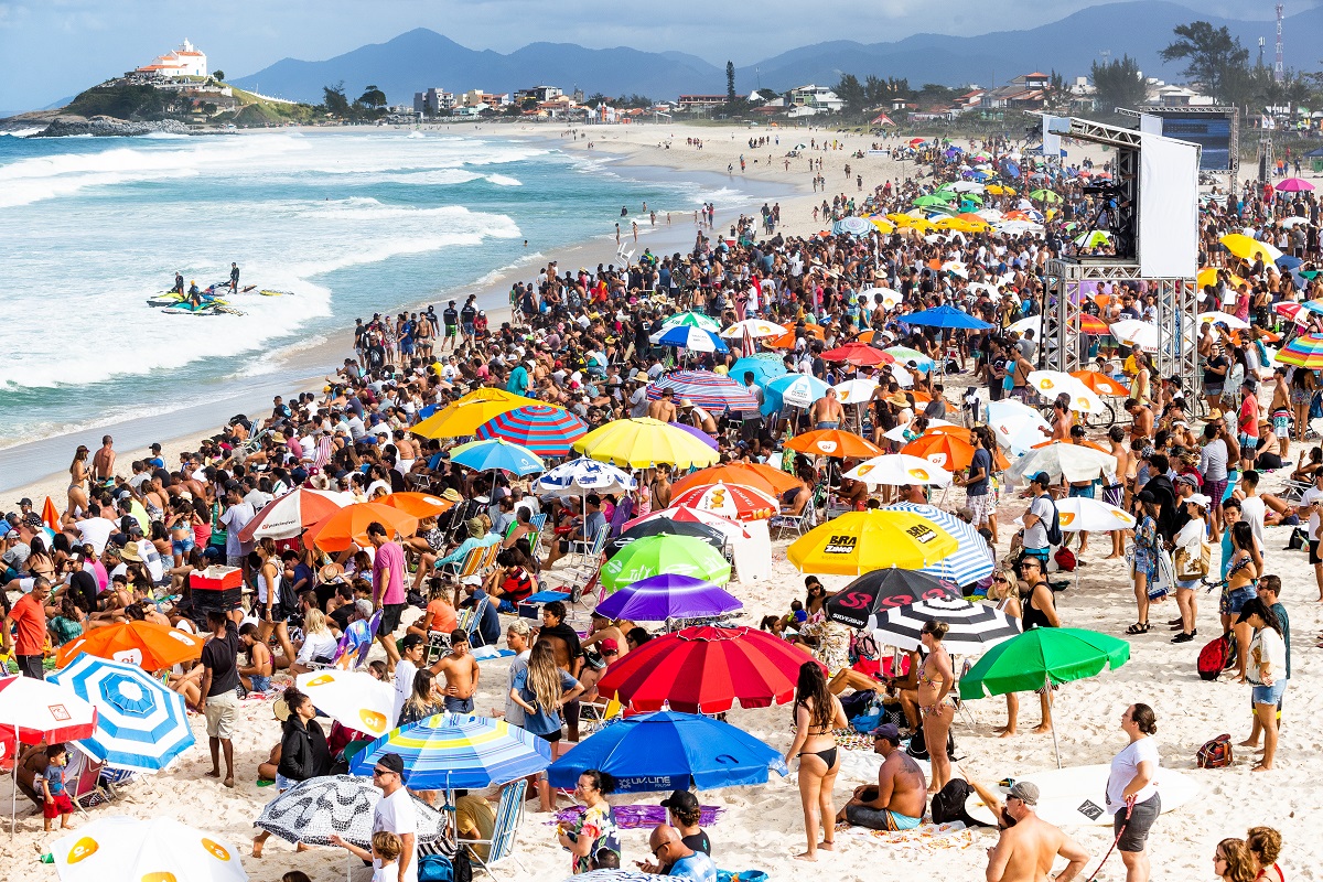 Praia de Itaúna costuma receber bons públicos em etapas da WSL.