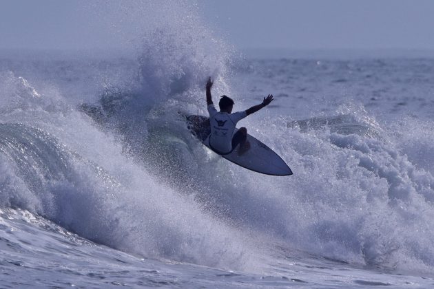 Caio Okamoto, Hang Loose Surf Attack 2022, Praia de Camburi, São Sebastião (SP). Foto: Munir El Hage.