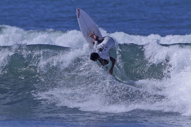 João Vitor, Hang Loose Surf Attack 2022, Praia de Camburi, São Sebastião (SP). Foto: Munir El Hage.