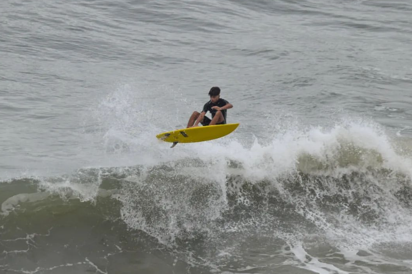 Rafael Kauê sonha ser surfista profissional.
