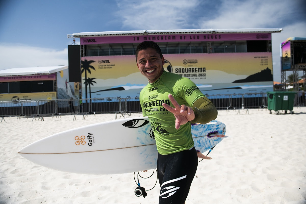 Peterson Crisanto feliz pelas classificações no Saquaraema Surf Festival.