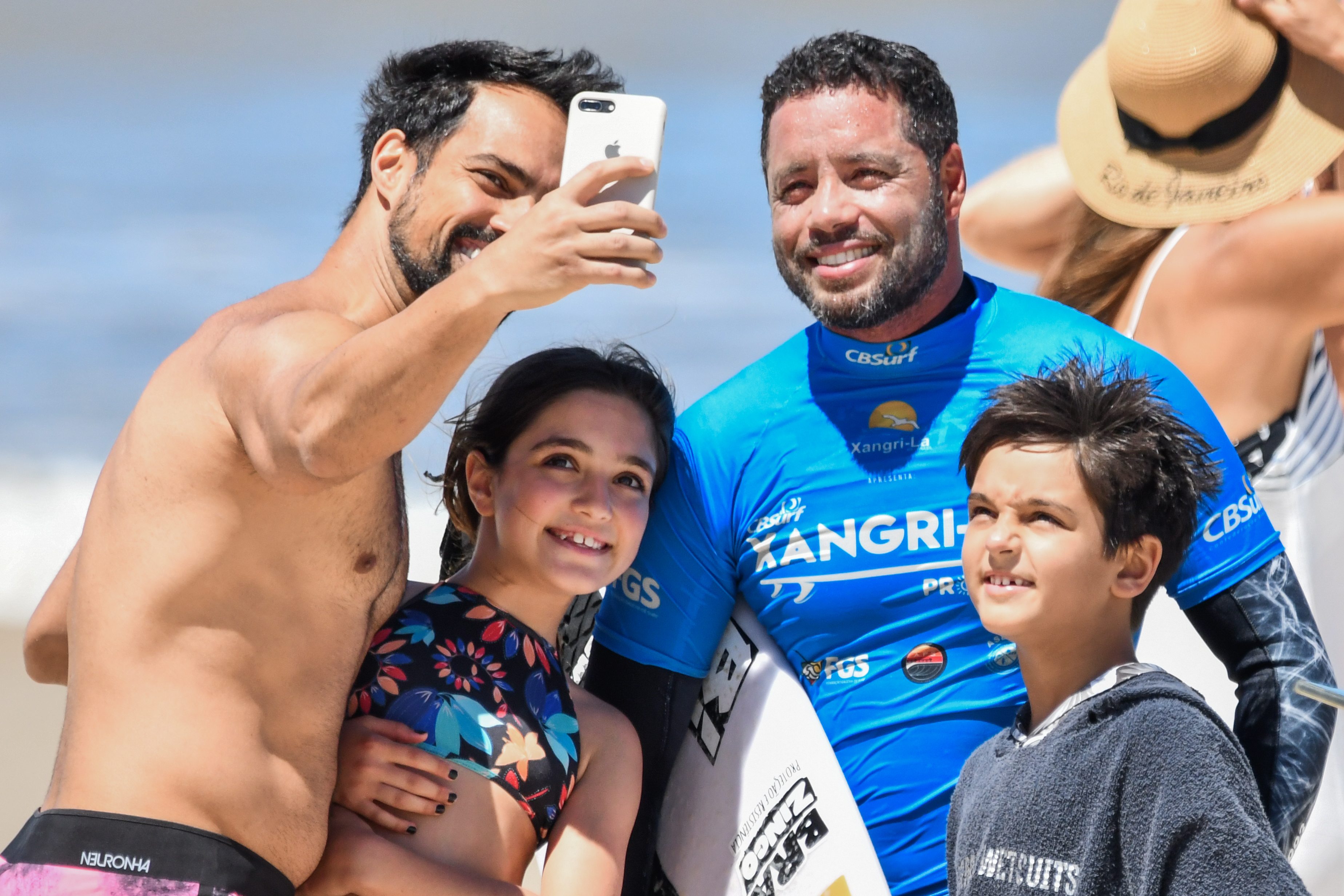 Adriano de Souza com os fãs na praia de Atântida.