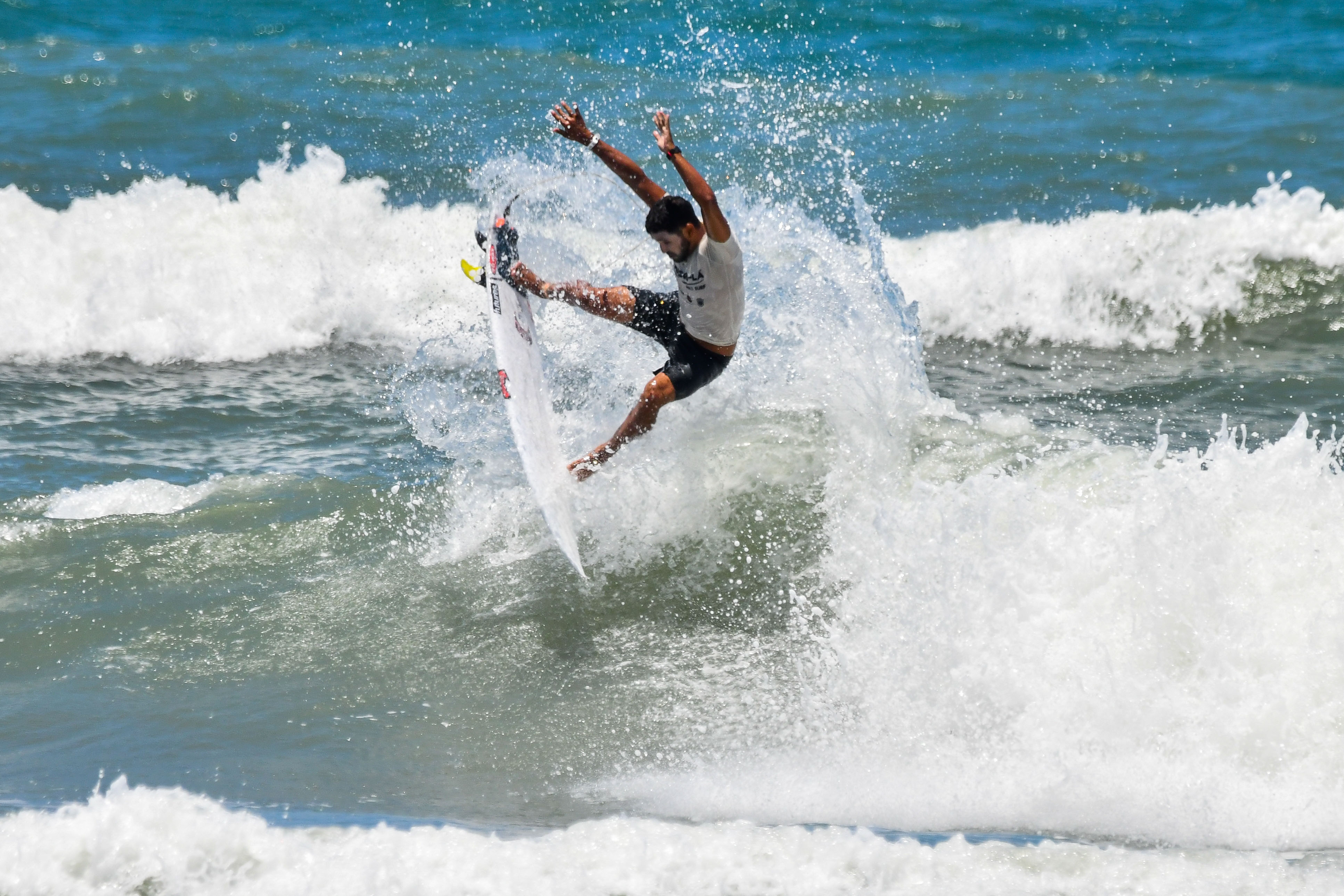 Michael Rodrigues segue vivo no CBSurf Xangri-lá Pro Surf.