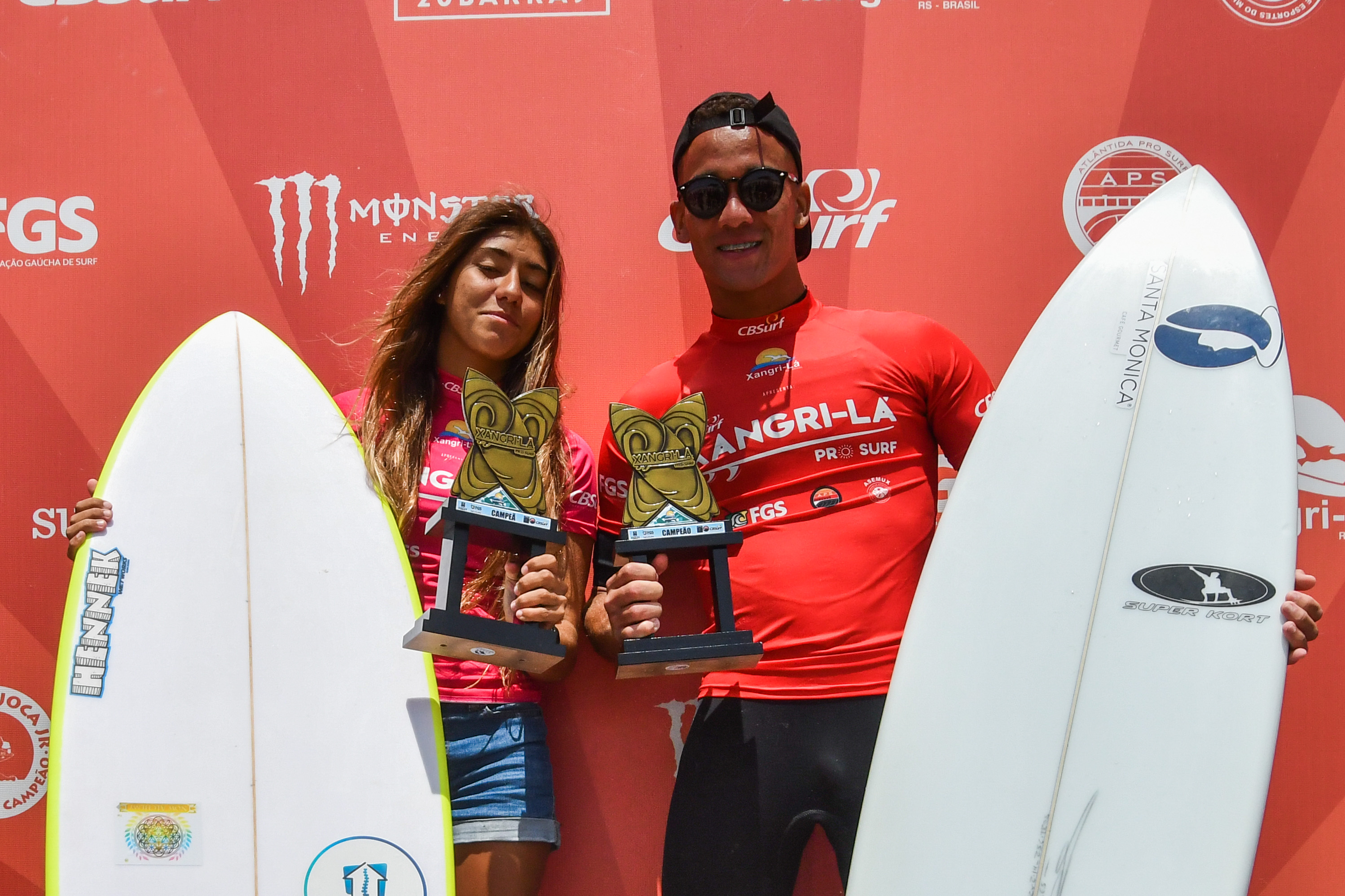Julia Duarte e Matheus Gomes com os troféus de campeões da etapa de Xangri-lá.