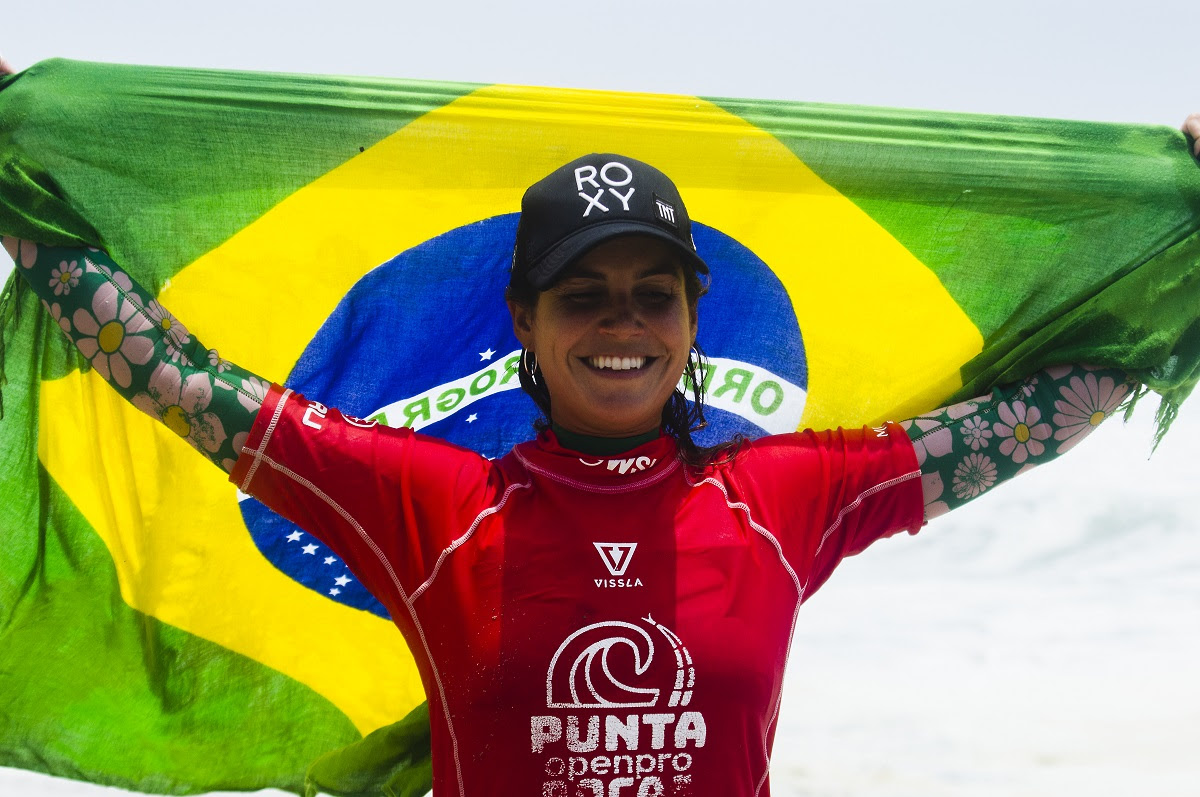Chloé Calmon festeja vitória no Peru em 2022.