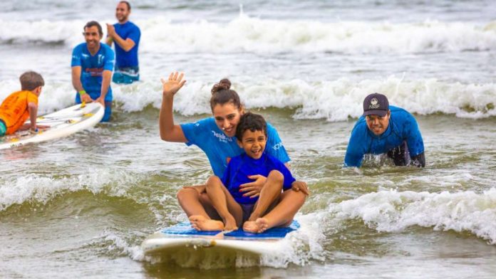 Festival Nacional de Surf para Autistas acontece neste sábado em Balneário Camboriú.
