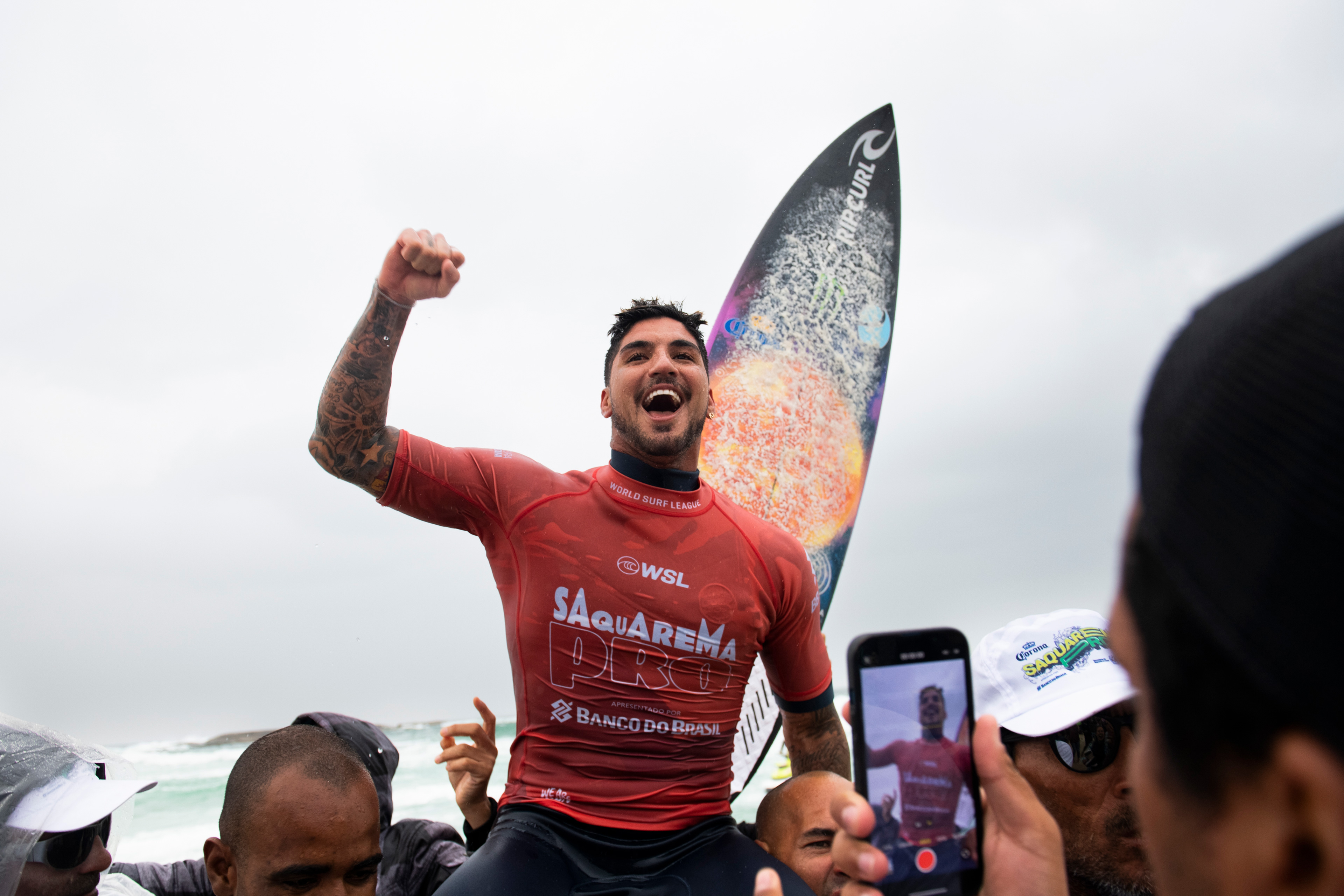 Gabriel Medina vence pela primeira vez no circuito mundial competindo no Rio de Janeiro.