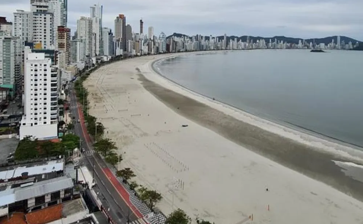 Praia Central de Balneário Camboriú (SC) recebeu alargamento na faixa de areia.