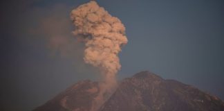 Vulcão entra em erupção em Java