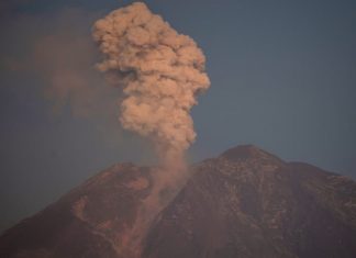 Vulcão entra em erupção em Java