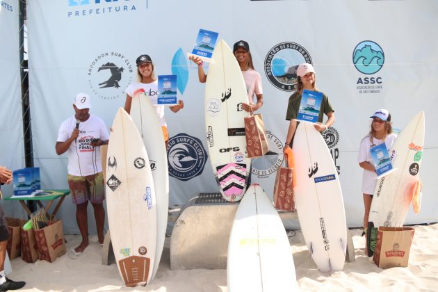 Pódio Sub18 Feminino, Garytos Barra Surf Junior Final 2022, Barra da Tijuca (RJ). Foto: @surfetv / @carlosmatiasrj.