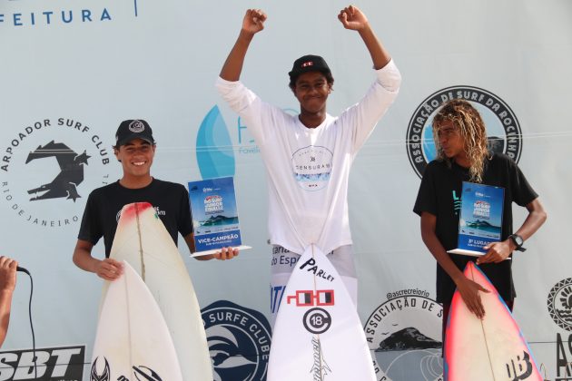 Pódio Sub18 Masculino, Garytos Barra Surf Junior Final 2022, Barra da Tijuca (RJ). Foto: @surfetv / @carlosmatiasrj.