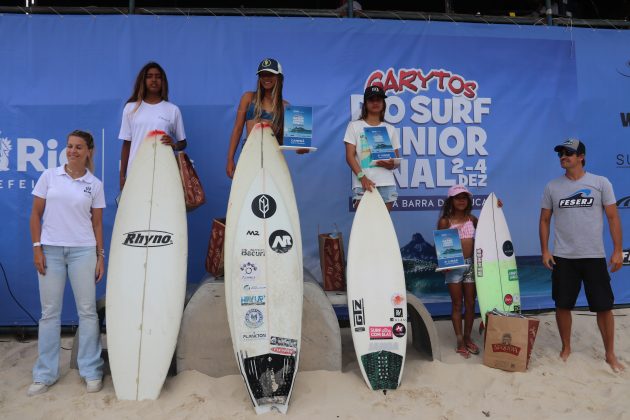 Pódio Sub12 Feminina, Garytos Barra Surf Junior Final 2022, Barra da Tijuca (RJ). Foto: @surfetv / @carlosmatiasrj.