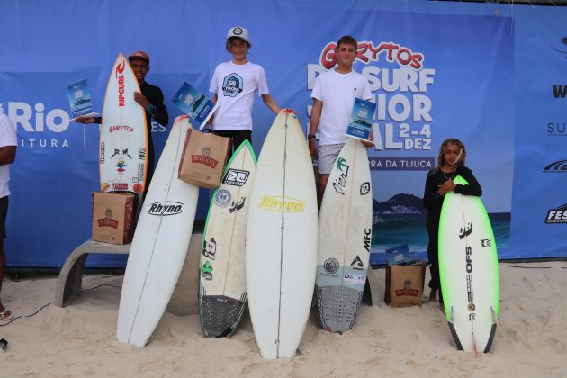 Pódio Sub14 Masculina, Garytos Barra Surf Junior Final 2022, Barra da Tijuca (RJ). Foto: @surfetv / @carlosmatiasrj.