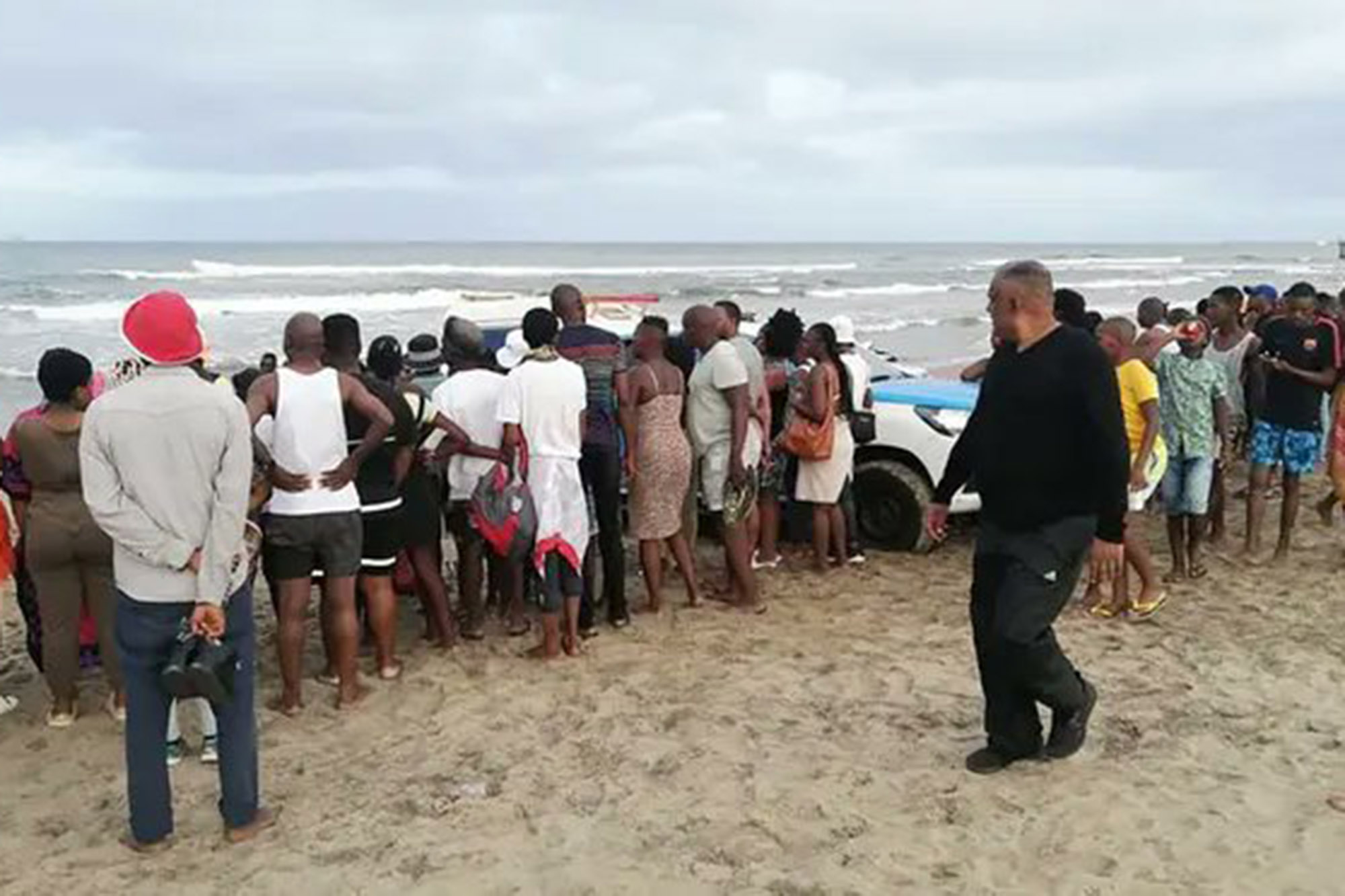 Três pessoas morrem e 17 ficam feridas depois de serem atingidas por uma onda gigante em Durban, África do Sul.