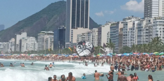Balão cai sobre banhistas no Rio