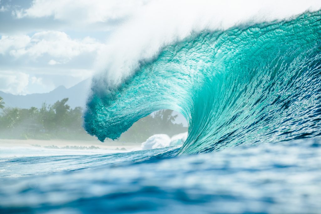 Alguns dos melhores surfistas de tubos do mundo se enfrentam em Pipeline no mês de dezembro.