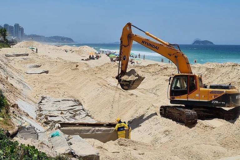 Prefeitura do Rio desiste de obra que colocava concreto sob areia da Barra da Tijuca (RJ).