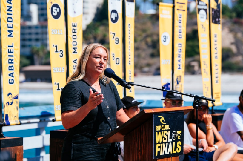 De acordo com Miley-Dyer, a liderança da WSL, incluindo ela mesma, e o diretor médico da WSL, dr. Allan MacKillop, tomaram a decisão em conjunto sobre política para transgêneros.