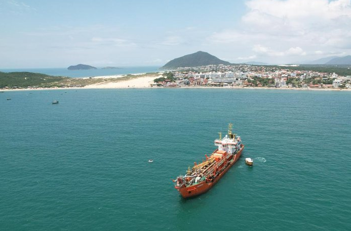 Navio russo faz dragagem na Praia dos Ingleses, em Florianópolis, sugando areia do fundo do mar e bombeando para a praia, o que resulta na ampliação da faixa de areia