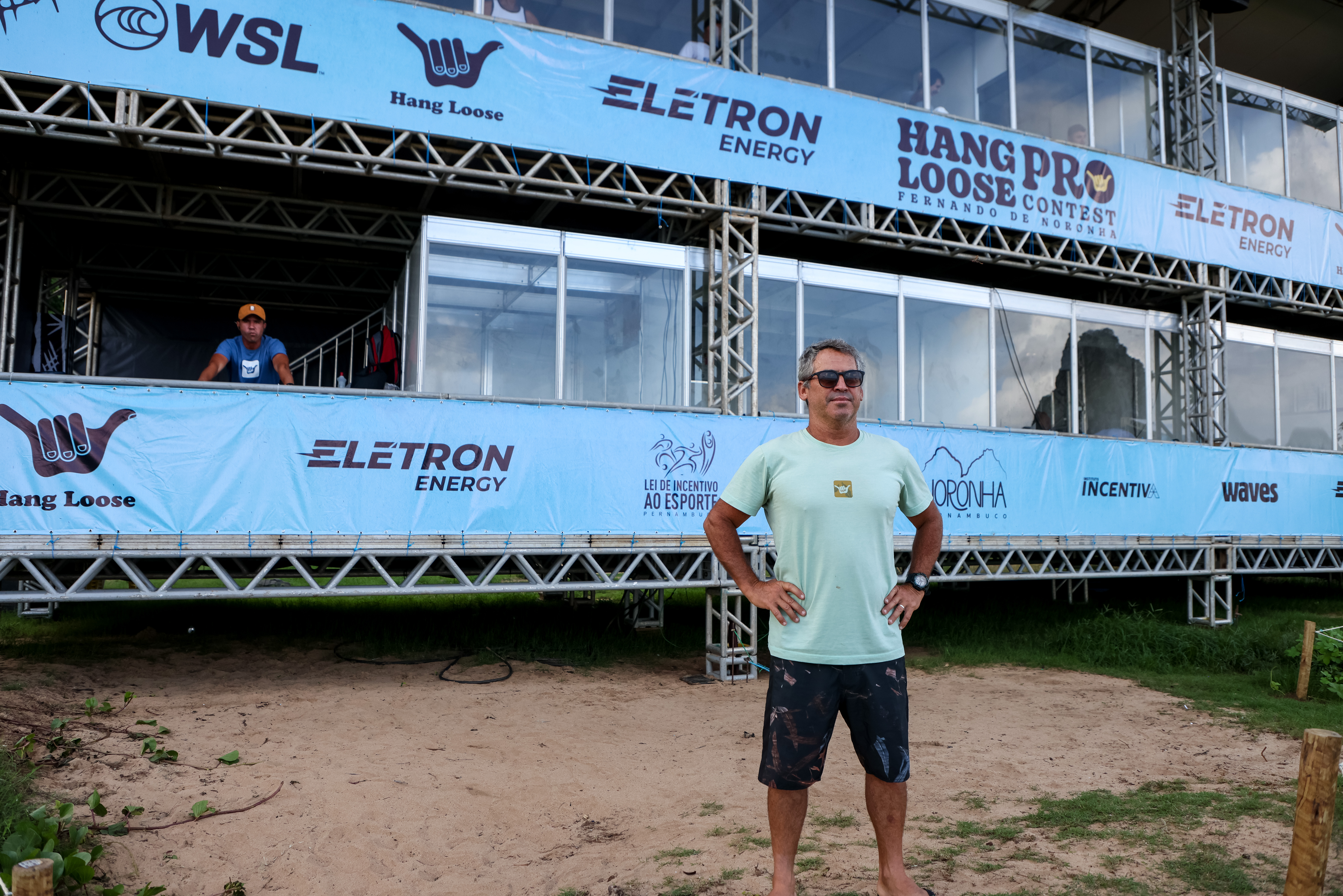 Fábio Gouveia comanda o show de surfe durante o Hang Loose Pro Contest na Cacimba do Padre, Fernando de Noronha (PE).