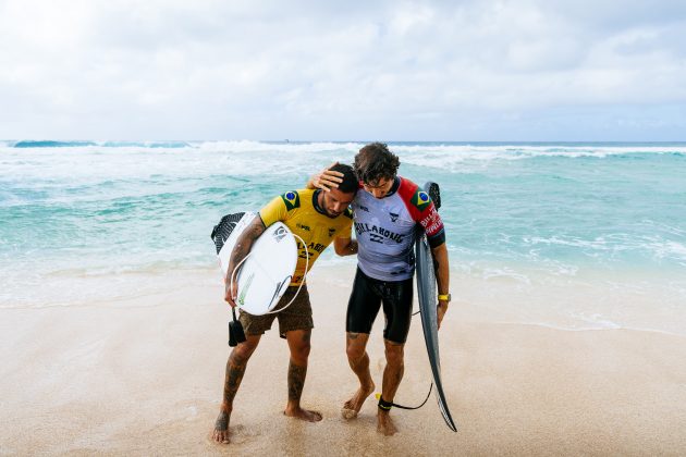 Filipe Toledo e Yago Dora, Pro Pipeline 2023, North Shore de Oahu, Havaí. Foto: WSL / Brent Bielmann.