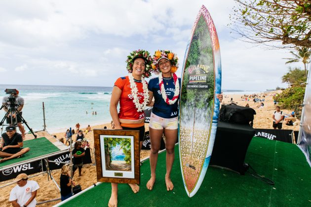 Tyler Wright e Carissa Moore, Pro Pipeline 2023, North Shore de Oahu, Havaí. Foto: WSL / Brent Bielmann.