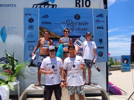 Pódio Junior Masculino, Recreio Surf Classic 2023, Praia da Macumba (RJ). Foto: Nelson Veiga.