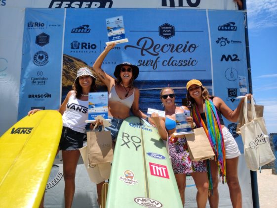 Pódio Open Feminino, Recreio Surf Classic 2023, Praia da Macumba (RJ). Foto: Nelson Veiga.