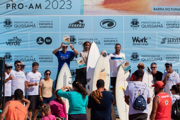 Pódio da categoria Open, Quissamã Surf Pro AM 2023, Barra do Furaco, Norte Fluminense (RJ). Foto: Cesar Aiello.