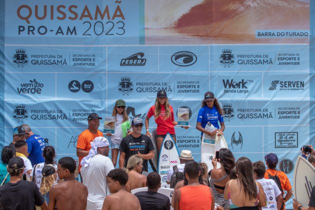 Pódio Sub-14 Feminino, Quissamã Surf Pro AM 2023, Barra do Furaco, Norte Fluminense (RJ). Foto: Cesar Aiello.