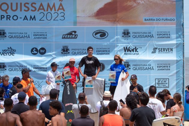 Pódio Sub-16 Masculino, Quissamã Surf Pro AM 2023, Barra do Furaco, Norte Fluminense (RJ). Foto: Cesar Aiello.