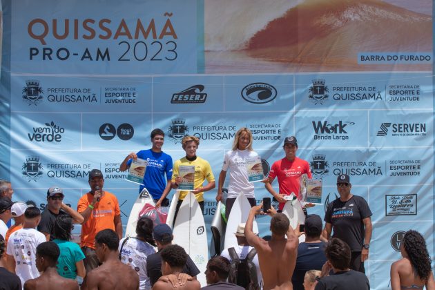 Pódio Sub-18 Masculino, Quissamã Surf Pro AM 2023, Barra do Furaco, Norte Fluminense (RJ). Foto: Cesar Aiello.